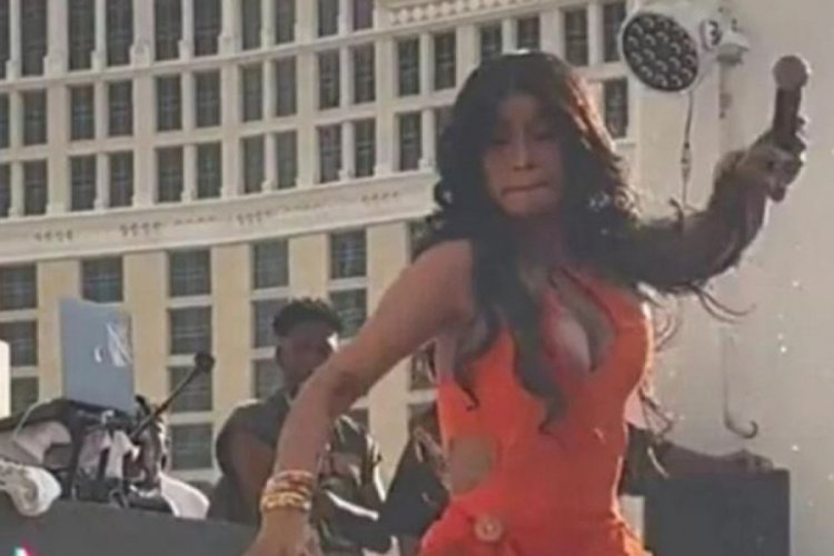 Rap&ccedil;i Cardi B'nin hayranına fırlattığı mikrofon satıldı!