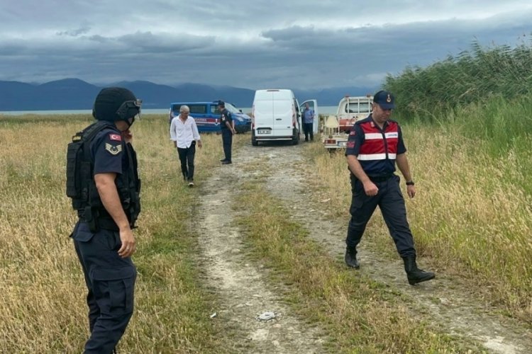 Bursa'da balık&ccedil;ılar g&ouml;l&uuml;n i&ccedil;erisinde top mermisi buldu!