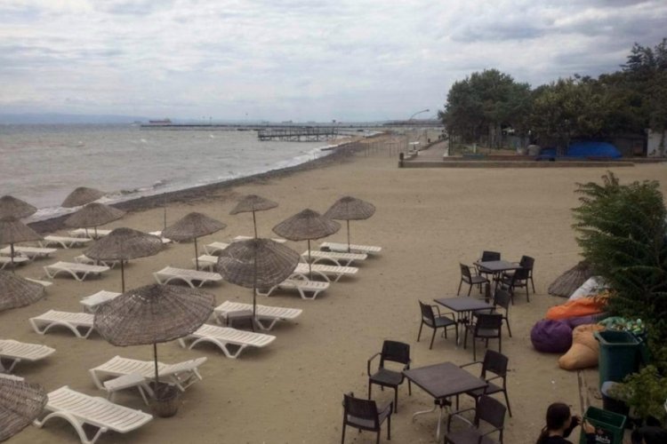 Fırtınanın etkili olduğu Şark&ouml;y'de 'denize girmeyin' anonsu