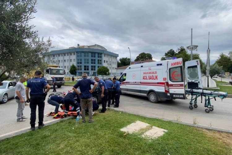 Tokat'ta otomobilin &ccedil;arptığı motosikletteki 2 kişi yaralandı