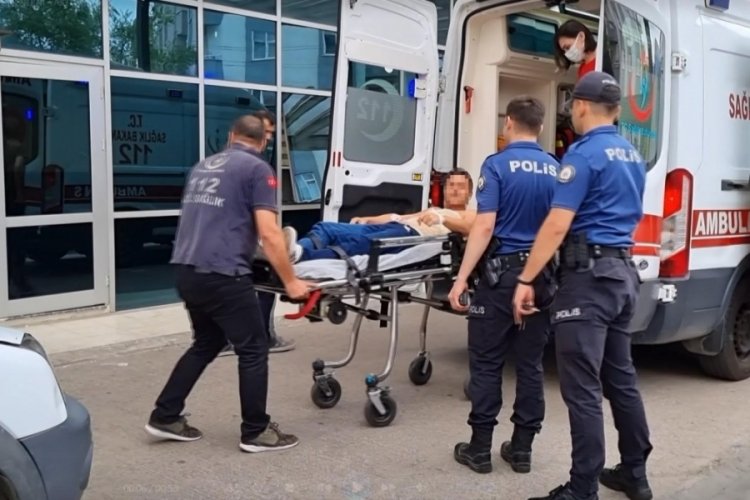 Kocaeli'de adliye &ouml;n&uuml;nde kendini ateşe verdi
