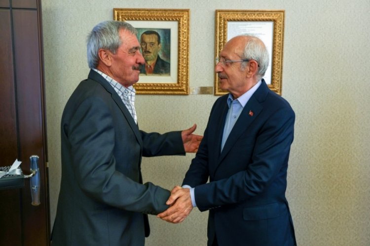 Kılı&ccedil;daroğlu Şehit Fethi Şahin'in babası Mehmet Şahin ve aile yakınları ile bir arada