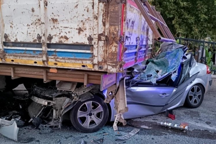 Bursa'da 4 kişinin &ouml;ld&uuml;ğ&uuml; 2 kişinin yaralandığı kazada tır şof&ouml;r&uuml; tutuklandı