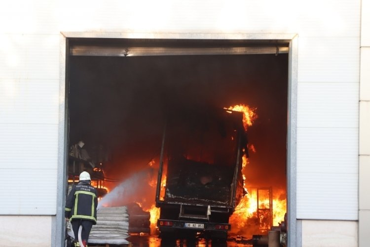 Kayseri'de koltuk fabrikasında yangın &ccedil;ıktı