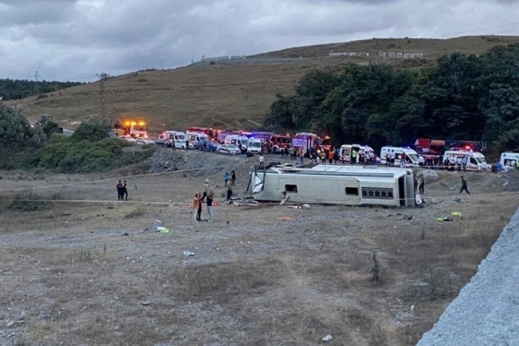 İstanbul'da otob&uuml;s devrildi: &Ccedil;ok sayıda yaralı var