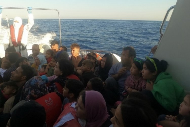 &Ccedil;anakkale'de 62 ka&ccedil;ak g&ouml;&ccedil;men kurtarıldı