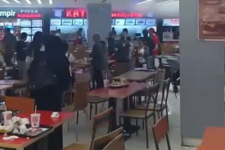Bursa'da AVM'de yangın &ccedil;ıktı, vatandaşlar yemeklerini bırakıp ka&ccedil;tı