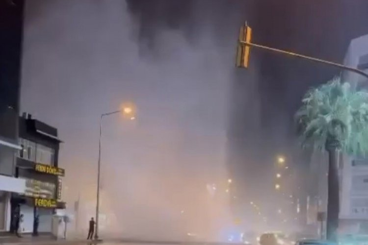 İzmir'de su borusu patladı, trafik durma noktasına geldi