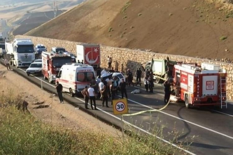 Ankara'da &ccedil;&ouml;p kamyonu ile otomobil &ccedil;arpıştı: 2 &ouml;l&uuml;, 4 yaralı