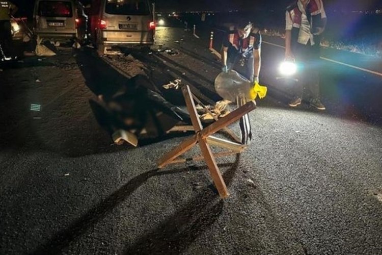 Şanlıurfa'da kaza yapan yolcuların yardımına giderken minib&uuml;s &ccedil;arptı! 3 &ouml;l&uuml;, 7 yaralı