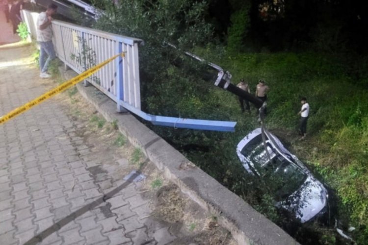 Trabzon'da otomobil, 30 metre y&uuml;kseklikten yuvarlandı
