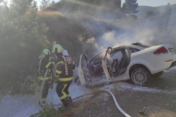Denizli'de alev alan ara&ccedil; şarampole devrildi