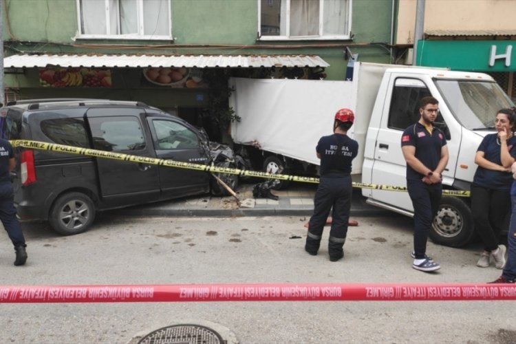 Bursa'da hafif ticari ara&ccedil; kamyonete &ccedil;arptı! 1 kişi hayatını kaybetti