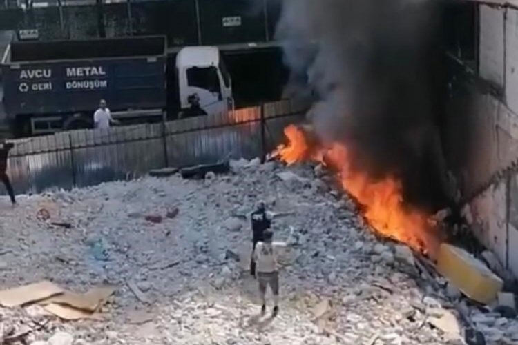 İstanbul'da yangına taşlı m&uuml;dahale