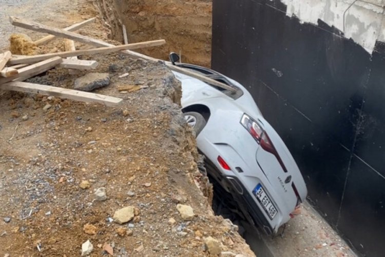 İstanbul'da trafik kazası! Otomobil inşaata d&uuml;şt&uuml;