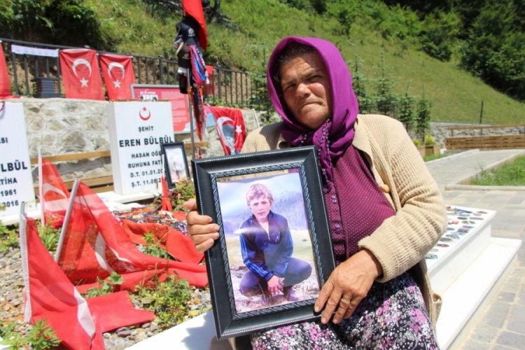 Eren B&uuml;lb&uuml;l'&uuml;n annesi oğlunun mezarı başından ayrılmıyor