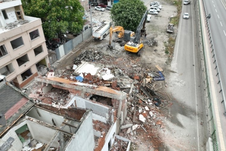 Bursa'da  riskli binaların yıkımı devam ediyor