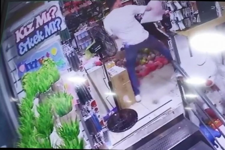 İstanbul'da d&uuml;kkan basıp &ccedil;alışanı hastanelik ettiler