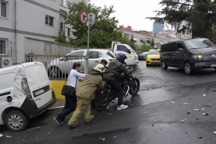 İstanbul'da yokuş aşağı kayan kamyon 7 araca &ccedil;arptı