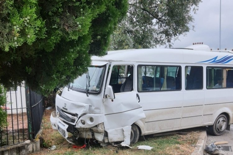 Bursa'da otomobil ile minib&uuml;s&uuml;n karıştığı kazada 4 kişi yaralandı!