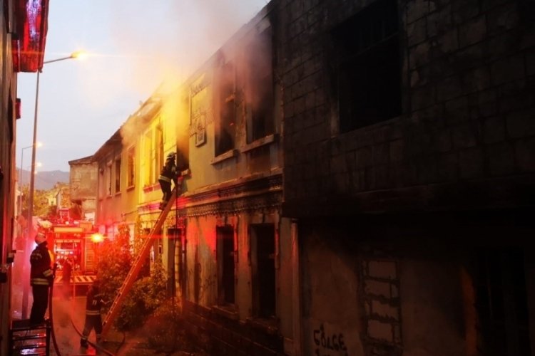 Erzurum'da metruk binada &ccedil;ıkan yangın korkuttu