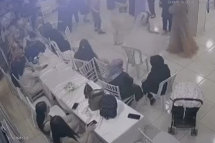 Depreme nişan t&ouml;reninde yakalan vatandaşların panik anları kamerada