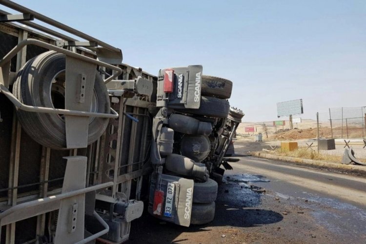 Bilecik'te hammadde y&uuml;kl&uuml; kamyon devrildi: 1 yaralı