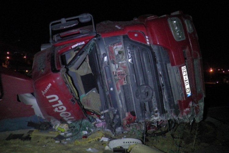 Kayseri-Sivas yolunda plastik boru y&uuml;kl&uuml; tır devrildi: 1 &ouml;l&uuml;, 1 ağır yaralı