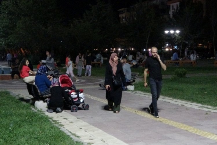 Malatya'da vatandaşlar geceyi sokakta ge&ccedil;iriyor