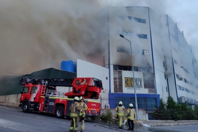 İstanbul'da sanayi b&ouml;lgesinde fabrika yangını &ccedil;ıktı!