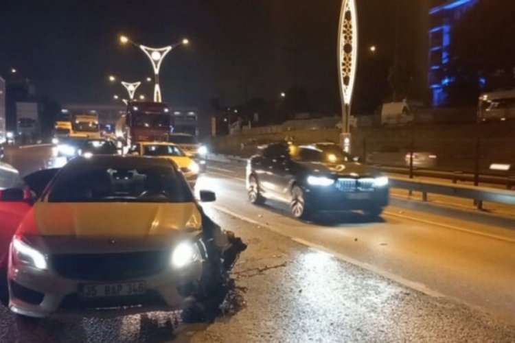Kocaeli'de 4 ara&ccedil; maddi hasarlı kazaya karıştı!