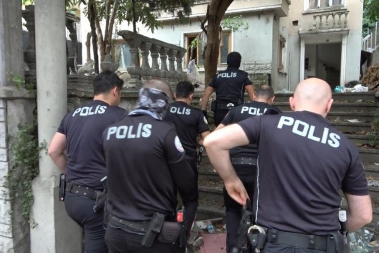 Bursa'da polis terk edilmiş evlere baskın d&uuml;zenledi! Ş&uuml;pheliler yakalandı