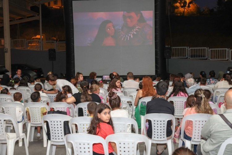 Bursa'da &ccedil;ocuklara a&ccedil;ık havada sinema keyfi