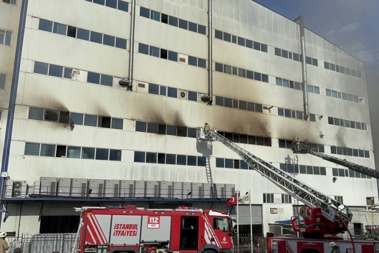 İstanbul'da cam &uuml;retim fabrikasındaki yangın havadan g&ouml;r&uuml;nt&uuml;lendi