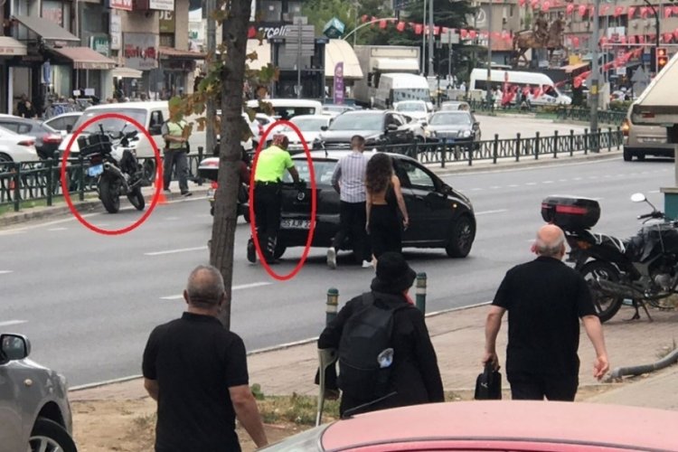 Bursa'da trafik polisi arıza yapan araca yardım etti!