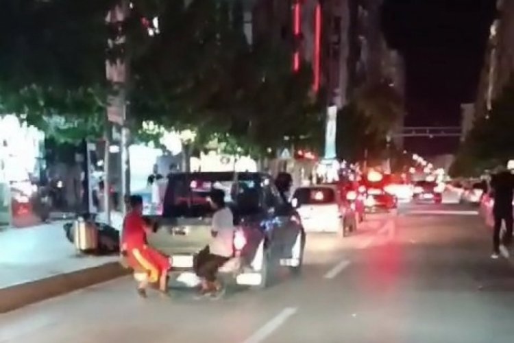 Elazığ'da iki &ccedil;ocuğun trafikte tehlikeli yolculuğu kamerada