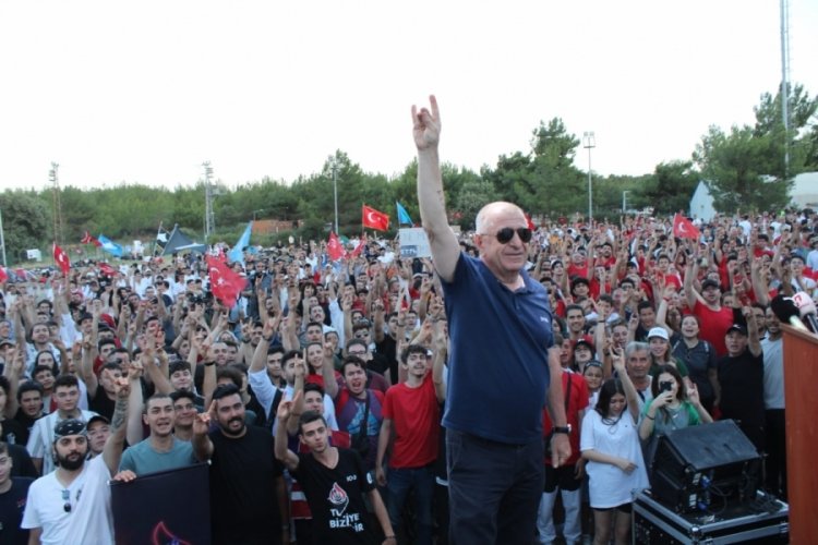 Gen&ccedil;ler &Uuml;mit &Ouml;zdağ'ın &ccedil;ağrısına uydu, 57. Alayın huzuruna &ccedil;ıktı