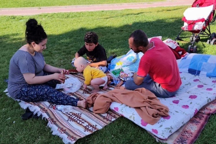 Depremin ardından Malatyalılar geceyi dışarıda ge&ccedil;irdi