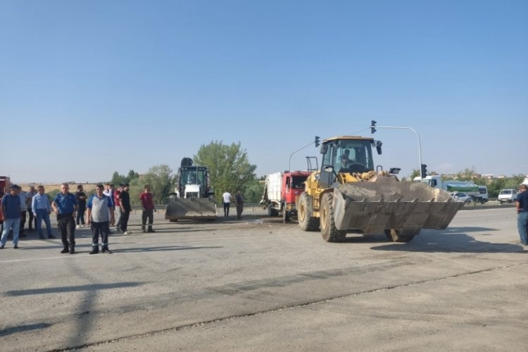 Ankara'da &ccedil;&ouml;p kamyonu ile hafriyat kamyonu &ccedil;arpıştı