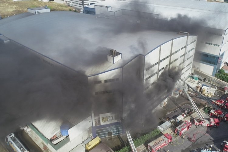 İstanbul'daki fabrika yangını s&uuml;r&uuml;yor