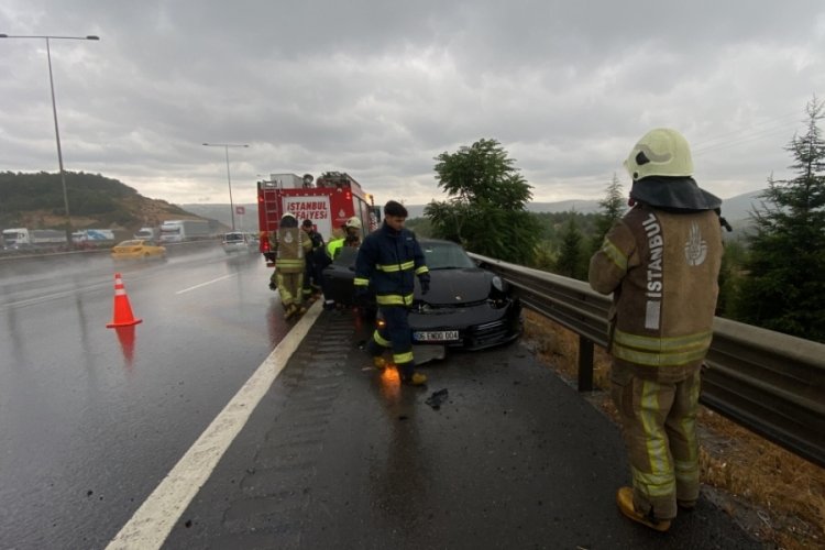 İstanbul'da milyonluk araba ile bariyerlere &ccedil;arptı