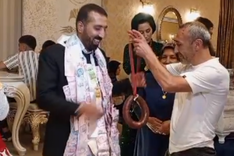 Bursa'da d&uuml;ğ&uuml;nde altın yerine 'sucuk' taktılar!