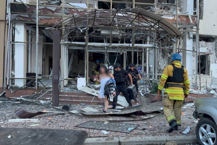 Rusya, Zaporijya'da bir otele f&uuml;ze ile saldırdı