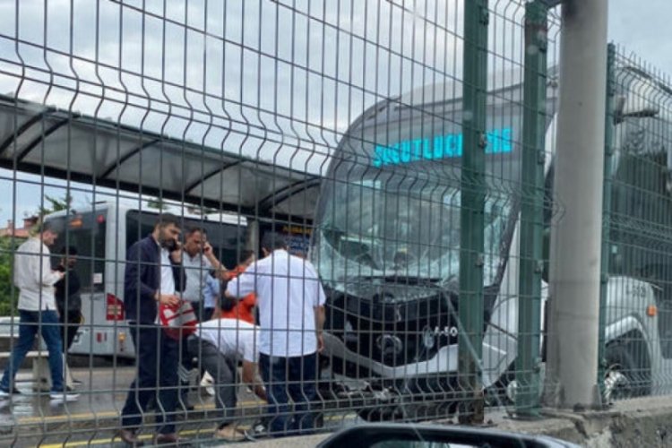 İstanbul'da 3 saat arayla iki metrob&uuml;s kazası