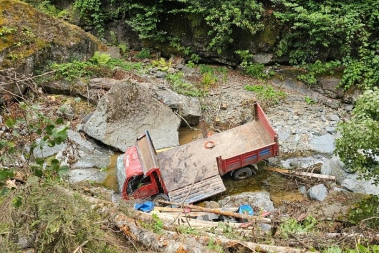 Rize'de kamyonet dereye yuvarlandı: 3 yaralı