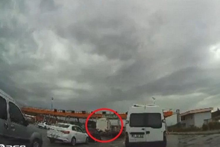 Bursa'da kontrolden &ccedil;ıkan TIR, gişelerde bekleyen 3 otomobile &ccedil;arptı