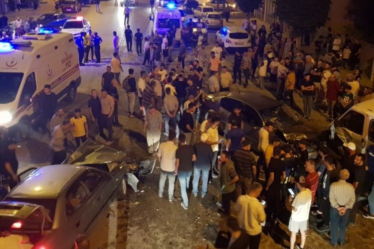 &Ccedil;orum'da kaza yapan otomobilde sıkışan s&uuml;r&uuml;c&uuml;y&uuml; itfaiye kurtardı