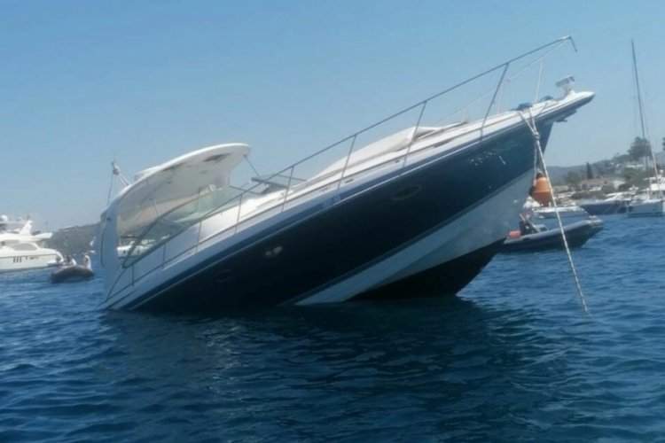 Muğla Bodrum'da 11 metrelik motoryat battı