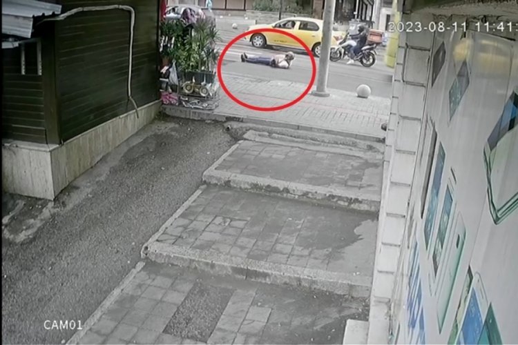 Bursa'da motosiklet s&uuml;r&uuml;c&uuml;s&uuml; halk otob&uuml;s&uuml;ne &ccedil;arpıp savruldu!