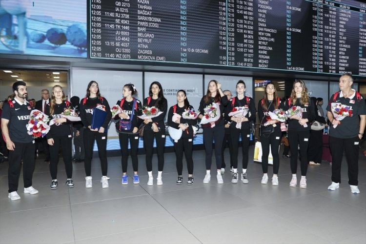 D&uuml;nya ikincisi 19 Yaş Altı Kız Voleybol Milli Takımı, yurda d&ouml;nd&uuml;